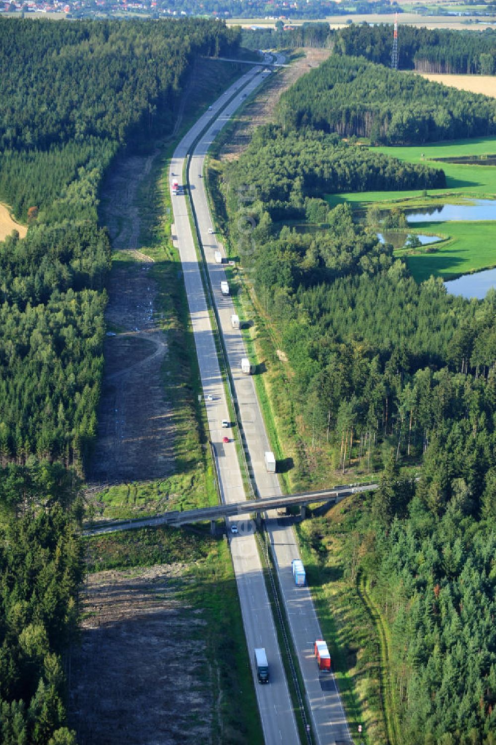 Aerial image Köthnitz - Bauwerke und Streckenführung der BAB Bundesautobahn A9 mit bisher vier Fahrstreifen. Derzeit laufen Vorbereitungsarbeiten für den sechsspurigen Ausbau der Autobahn 9 zwischen Triptis und Schleiz durch das deutsch-französisches Konsortium EUROVIA VINCI. Es ist das letzte Projekt im Rahmen des Verkehrsprojekt Deutsche Einheit Nummer zwölf der DEGES. Buildings and route of the motorway A9.