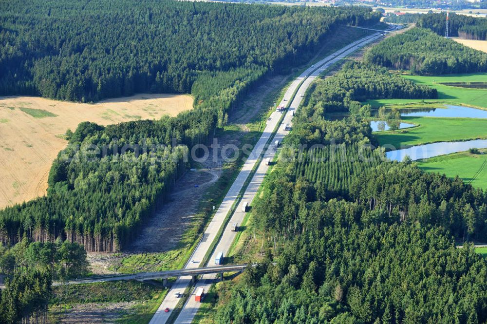 Aerial photograph Köthnitz - Bauwerke und Streckenführung der BAB Bundesautobahn A9 mit bisher vier Fahrstreifen. Derzeit laufen Vorbereitungsarbeiten für den sechsspurigen Ausbau der Autobahn 9 zwischen Triptis und Schleiz durch das deutsch-französisches Konsortium EUROVIA VINCI. Es ist das letzte Projekt im Rahmen des Verkehrsprojekt Deutsche Einheit Nummer zwölf der DEGES. Buildings and route of the motorway A9.