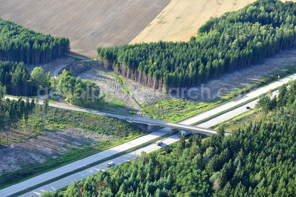 Köthnitz from above - Bauwerke und Streckenführung der BAB Bundesautobahn A9 mit bisher vier Fahrstreifen. Derzeit laufen Vorbereitungsarbeiten für den sechsspurigen Ausbau der Autobahn 9 zwischen Triptis und Schleiz durch das deutsch-französisches Konsortium EUROVIA VINCI. Es ist das letzte Projekt im Rahmen des Verkehrsprojekt Deutsche Einheit Nummer zwölf der DEGES. Buildings and route of the motorway A9.