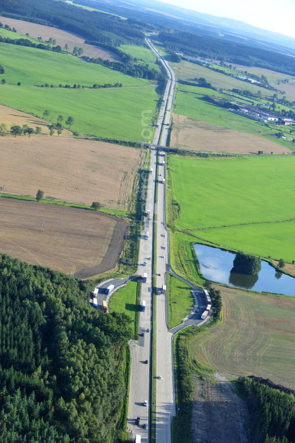 Köthnitz from the bird's eye view: Bauwerke und Streckenführung der BAB Bundesautobahn A9 mit bisher vier Fahrstreifen. Derzeit laufen Vorbereitungsarbeiten für den sechsspurigen Ausbau der Autobahn 9 zwischen Triptis und Schleiz durch das deutsch-französisches Konsortium EUROVIA VINCI. Es ist das letzte Projekt im Rahmen des Verkehrsprojekt Deutsche Einheit Nummer zwölf der DEGES. Buildings and route of the motorway A9.