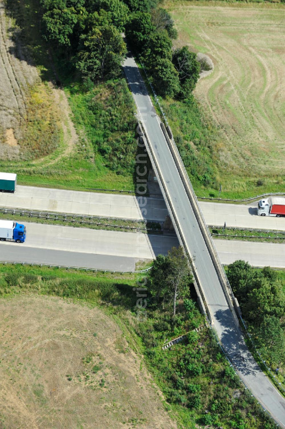 Aerial image Lemnitz - Bauwerke und Streckenführung der BAB Bundesautobahn A9 mit bisher vier Fahrstreifen. Derzeit laufen Vorbereitungsarbeiten für den sechsspurigen Ausbau der Autobahn 9 zwischen Triptis und Schleiz durch das deutsch-französisches Konsortium EUROVIA VINCI. Es ist das letzte Projekt im Rahmen des Verkehrsprojekt Deutsche Einheit Nummer zwölf der DEGES. Buildings and route of the motorway A9.