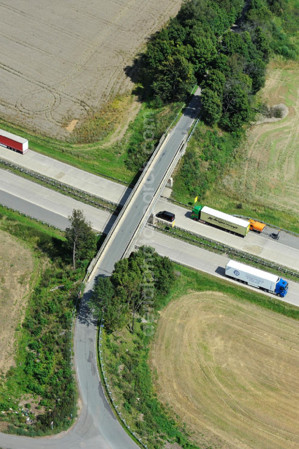 Aerial photograph Lemnitz - Bauwerke und Streckenführung der BAB Bundesautobahn A9 mit bisher vier Fahrstreifen. Derzeit laufen Vorbereitungsarbeiten für den sechsspurigen Ausbau der Autobahn 9 zwischen Triptis und Schleiz durch das deutsch-französisches Konsortium EUROVIA VINCI. Es ist das letzte Projekt im Rahmen des Verkehrsprojekt Deutsche Einheit Nummer zwölf der DEGES. Buildings and route of the motorway A9.