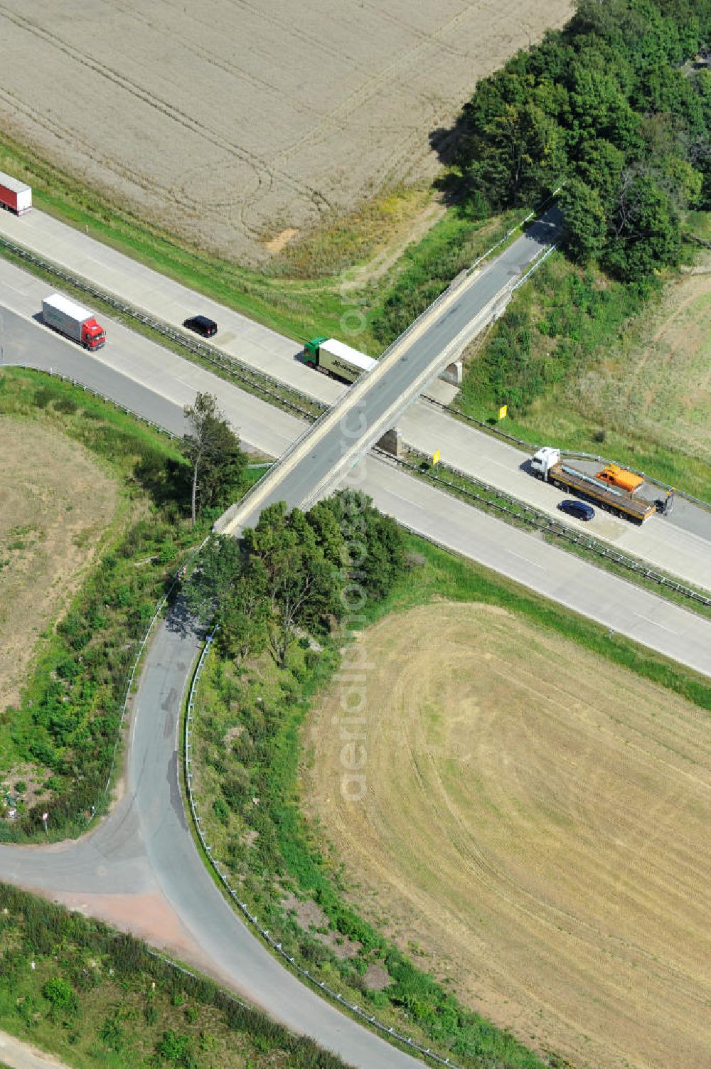 Lemnitz from above - Bauwerke und Streckenführung der BAB Bundesautobahn A9 mit bisher vier Fahrstreifen. Derzeit laufen Vorbereitungsarbeiten für den sechsspurigen Ausbau der Autobahn 9 zwischen Triptis und Schleiz durch das deutsch-französisches Konsortium EUROVIA VINCI. Es ist das letzte Projekt im Rahmen des Verkehrsprojekt Deutsche Einheit Nummer zwölf der DEGES. Buildings and route of the motorway A9.