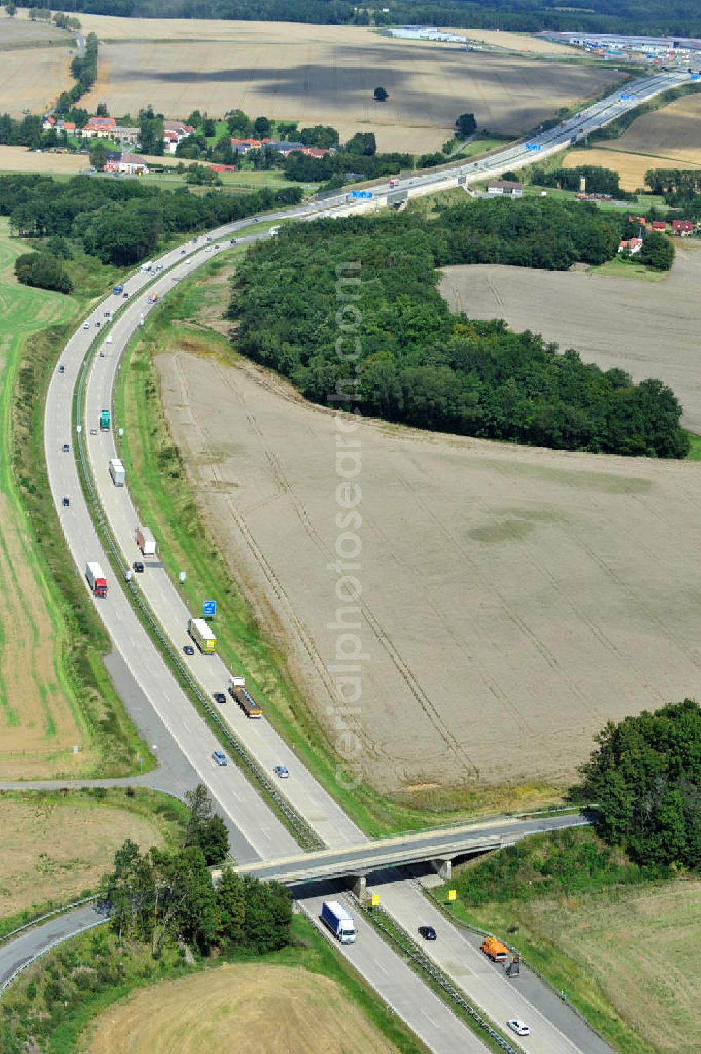 Lemnitz from the bird's eye view: Bauwerke und Streckenführung der BAB Bundesautobahn A9 mit bisher vier Fahrstreifen. Derzeit laufen Vorbereitungsarbeiten für den sechsspurigen Ausbau der Autobahn 9 zwischen Triptis und Schleiz durch das deutsch-französisches Konsortium EUROVIA VINCI. Es ist das letzte Projekt im Rahmen des Verkehrsprojekt Deutsche Einheit Nummer zwölf der DEGES. Buildings and route of the motorway A9.