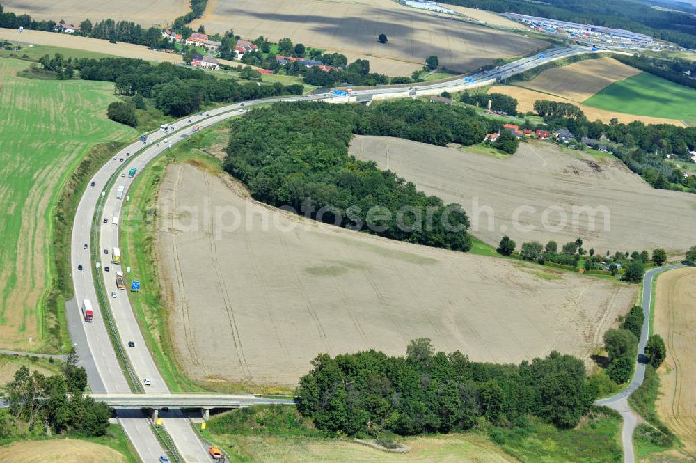 Aerial image Lemnitz - Bauwerke und Streckenführung der BAB Bundesautobahn A9 mit bisher vier Fahrstreifen. Derzeit laufen Vorbereitungsarbeiten für den sechsspurigen Ausbau der Autobahn 9 zwischen Triptis und Schleiz durch das deutsch-französisches Konsortium EUROVIA VINCI. Es ist das letzte Projekt im Rahmen des Verkehrsprojekt Deutsche Einheit Nummer zwölf der DEGES. Buildings and route of the motorway A9.