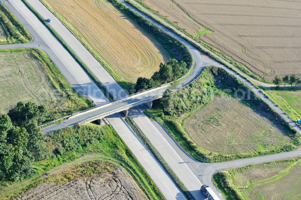 Aerial photograph Lemnitz - Bauwerke und Streckenführung der BAB Bundesautobahn A9 mit bisher vier Fahrstreifen. Derzeit laufen Vorbereitungsarbeiten für den sechsspurigen Ausbau der Autobahn 9 zwischen Triptis und Schleiz durch das deutsch-französisches Konsortium EUROVIA VINCI. Es ist das letzte Projekt im Rahmen des Verkehrsprojekt Deutsche Einheit Nummer zwölf der DEGES. Buildings and route of the motorway A9.