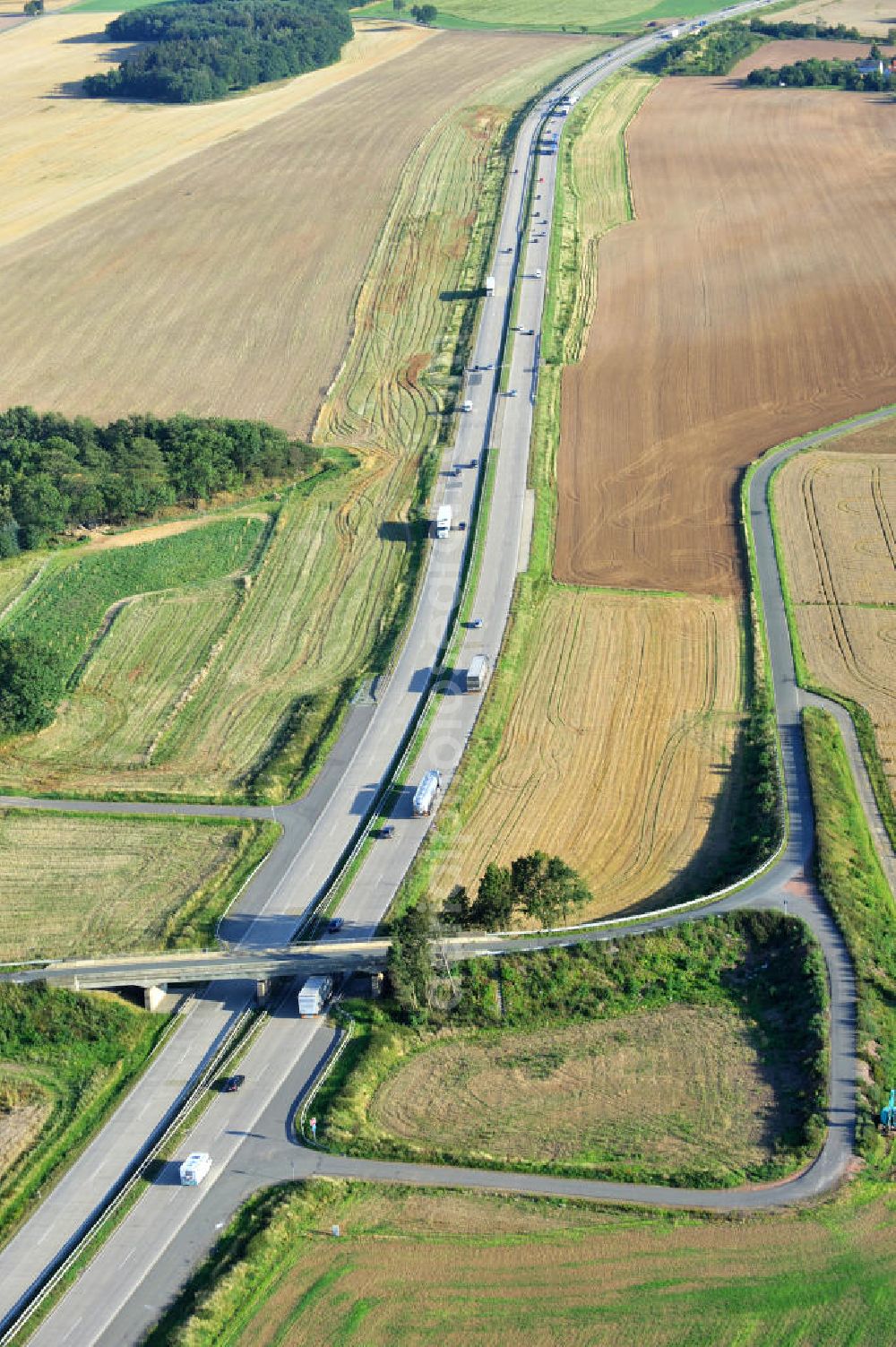 Lemnitz from above - Bauwerke und Streckenführung der BAB Bundesautobahn A9 mit bisher vier Fahrstreifen. Derzeit laufen Vorbereitungsarbeiten für den sechsspurigen Ausbau der Autobahn 9 zwischen Triptis und Schleiz durch das deutsch-französisches Konsortium EUROVIA VINCI. Es ist das letzte Projekt im Rahmen des Verkehrsprojekt Deutsche Einheit Nummer zwölf der DEGES. Buildings and route of the motorway A9.