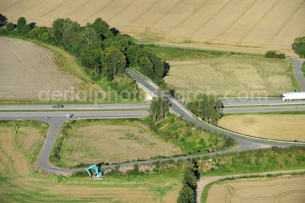 Lemnitz from the bird's eye view: Bauwerke und Streckenführung der BAB Bundesautobahn A9 mit bisher vier Fahrstreifen. Derzeit laufen Vorbereitungsarbeiten für den sechsspurigen Ausbau der Autobahn 9 zwischen Triptis und Schleiz durch das deutsch-französisches Konsortium EUROVIA VINCI. Es ist das letzte Projekt im Rahmen des Verkehrsprojekt Deutsche Einheit Nummer zwölf der DEGES. Buildings and route of the motorway A9.