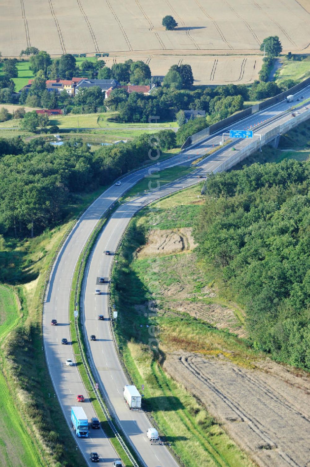 Aerial image Lemnitz - Bauwerke und Streckenführung der BAB Bundesautobahn A9 mit bisher vier Fahrstreifen. Derzeit laufen Vorbereitungsarbeiten für den sechsspurigen Ausbau der Autobahn 9 zwischen Triptis und Schleiz durch das deutsch-französisches Konsortium EUROVIA VINCI. Es ist das letzte Projekt im Rahmen des Verkehrsprojekt Deutsche Einheit Nummer zwölf der DEGES. Buildings and route of the motorway A9.