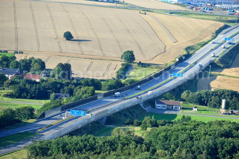 Aerial photograph Lemnitz - Bauwerke und Streckenführung der BAB Bundesautobahn A9 mit bisher vier Fahrstreifen. Derzeit laufen Vorbereitungsarbeiten für den sechsspurigen Ausbau der Autobahn 9 zwischen Triptis und Schleiz durch das deutsch-französisches Konsortium EUROVIA VINCI. Es ist das letzte Projekt im Rahmen des Verkehrsprojekt Deutsche Einheit Nummer zwölf der DEGES. Buildings and route of the motorway A9.