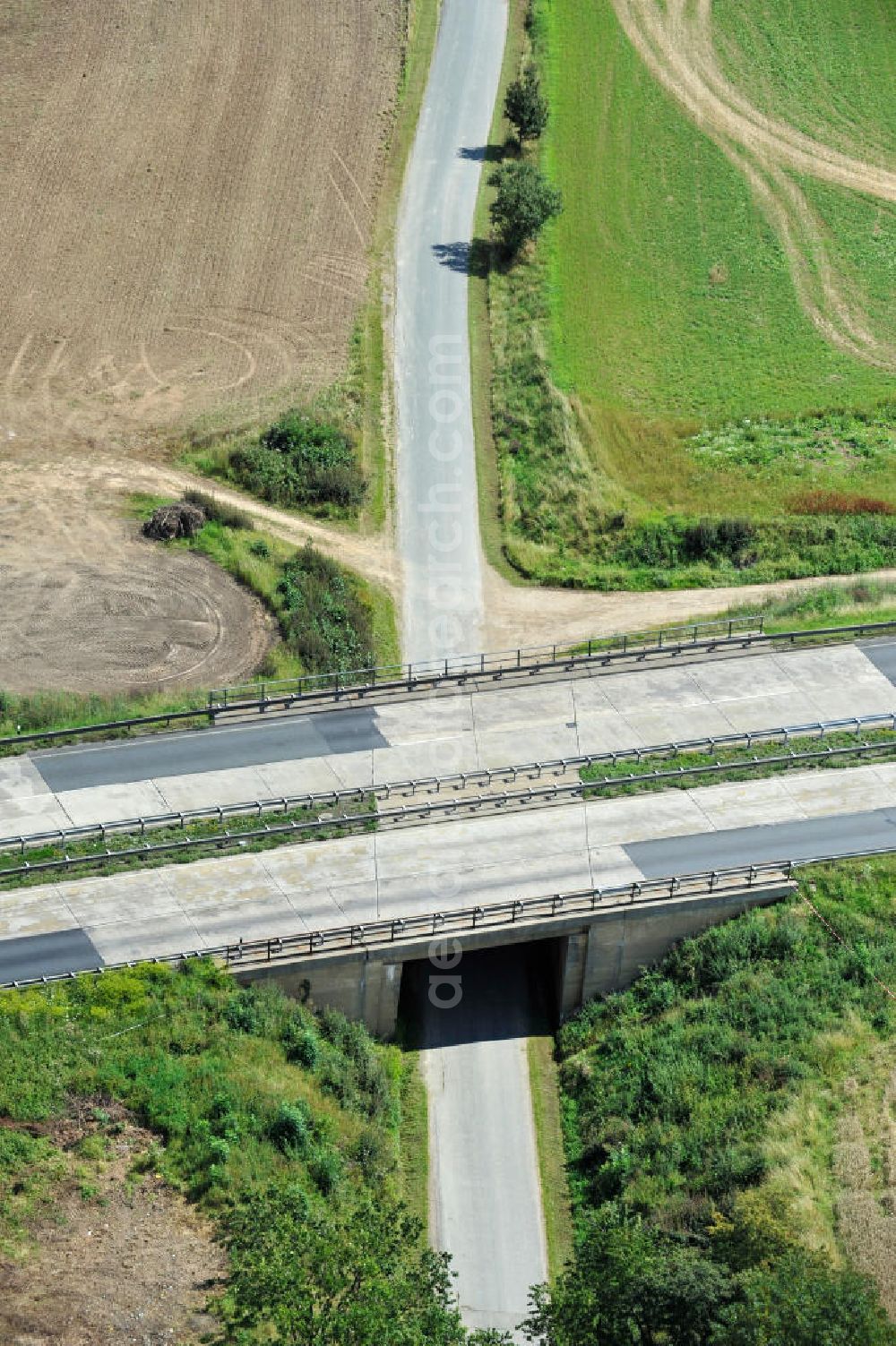 Leubsdorf from the bird's eye view: Bauwerke und Streckenführung der BAB Bundesautobahn A9 mit bisher vier Fahrstreifen. Derzeit laufen Vorbereitungsarbeiten für den sechsspurigen Ausbau der Autobahn 9 zwischen Triptis und Schleiz durch das deutsch-französisches Konsortium EUROVIA VINCI. Es ist das letzte Projekt im Rahmen des Verkehrsprojekt Deutsche Einheit Nummer zwölf der DEGES. Buildings and route of the motorway A9.