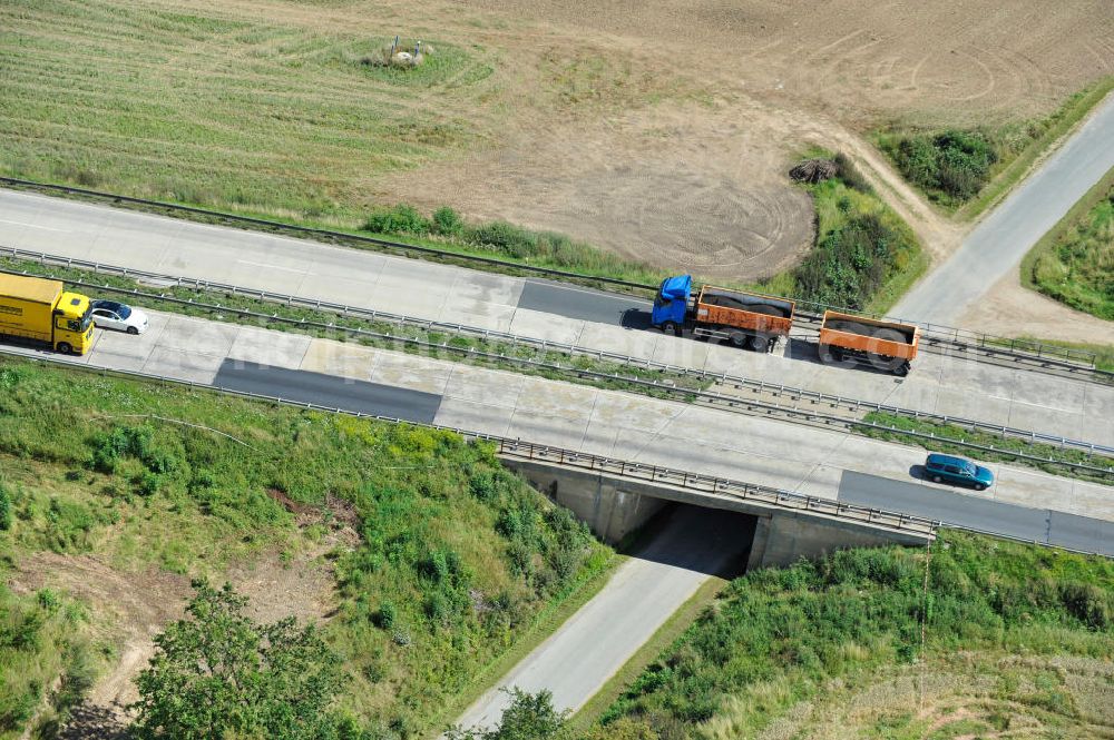 Aerial image Leubsdorf - Bauwerke und Streckenführung der BAB Bundesautobahn A9 mit bisher vier Fahrstreifen. Derzeit laufen Vorbereitungsarbeiten für den sechsspurigen Ausbau der Autobahn 9 zwischen Triptis und Schleiz durch das deutsch-französisches Konsortium EUROVIA VINCI. Es ist das letzte Projekt im Rahmen des Verkehrsprojekt Deutsche Einheit Nummer zwölf der DEGES. Buildings and route of the motorway A9.