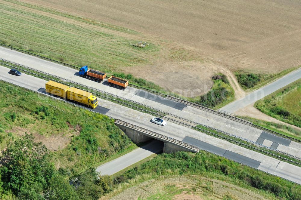 Aerial photograph Leubsdorf - Bauwerke und Streckenführung der BAB Bundesautobahn A9 mit bisher vier Fahrstreifen. Derzeit laufen Vorbereitungsarbeiten für den sechsspurigen Ausbau der Autobahn 9 zwischen Triptis und Schleiz durch das deutsch-französisches Konsortium EUROVIA VINCI. Es ist das letzte Projekt im Rahmen des Verkehrsprojekt Deutsche Einheit Nummer zwölf der DEGES. Buildings and route of the motorway A9.