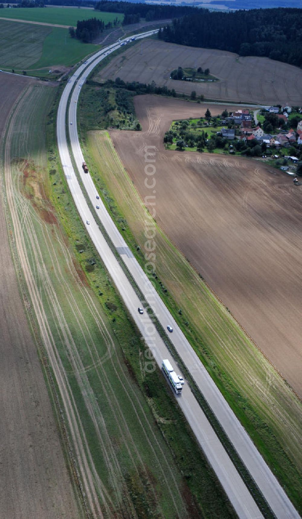 Leubsdorf from the bird's eye view: Bauwerke und Streckenführung der BAB Bundesautobahn A9 mit bisher vier Fahrstreifen. Derzeit laufen Vorbereitungsarbeiten für den sechsspurigen Ausbau der Autobahn 9 zwischen Triptis und Schleiz durch das deutsch-französisches Konsortium EUROVIA VINCI. Es ist das letzte Projekt im Rahmen des Verkehrsprojekt Deutsche Einheit Nummer zwölf der DEGES. Buildings and route of the motorway A9.