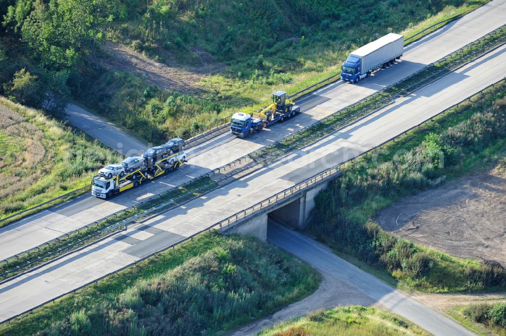 Aerial image Leubsdorf - Bauwerke und Streckenführung der BAB Bundesautobahn A9 mit bisher vier Fahrstreifen. Derzeit laufen Vorbereitungsarbeiten für den sechsspurigen Ausbau der Autobahn 9 zwischen Triptis und Schleiz durch das deutsch-französisches Konsortium EUROVIA VINCI. Es ist das letzte Projekt im Rahmen des Verkehrsprojekt Deutsche Einheit Nummer zwölf der DEGES. Buildings and route of the motorway A9.