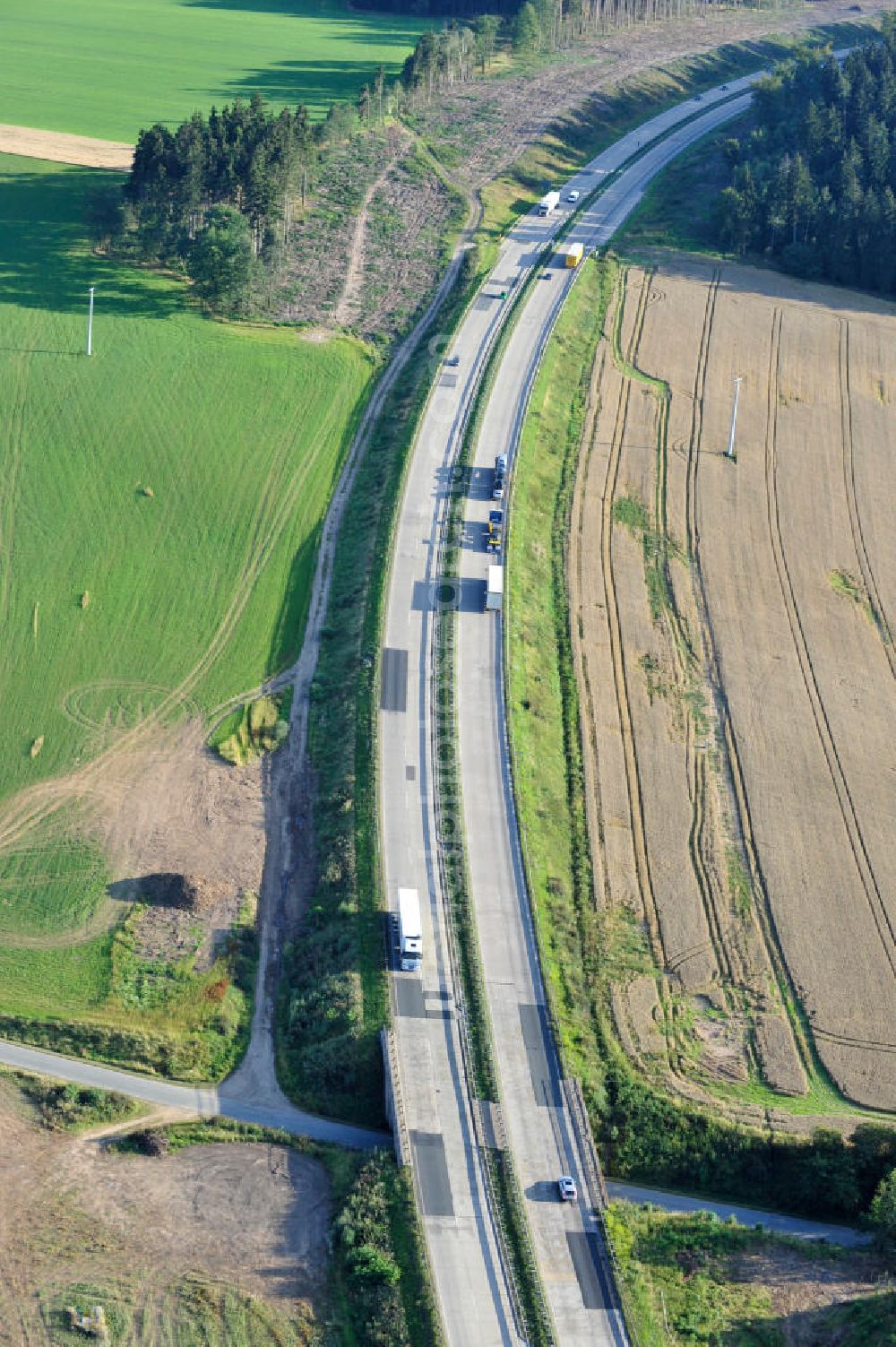 Aerial photograph Leubsdorf - Bauwerke und Streckenführung der BAB Bundesautobahn A9 mit bisher vier Fahrstreifen. Derzeit laufen Vorbereitungsarbeiten für den sechsspurigen Ausbau der Autobahn 9 zwischen Triptis und Schleiz durch das deutsch-französisches Konsortium EUROVIA VINCI. Es ist das letzte Projekt im Rahmen des Verkehrsprojekt Deutsche Einheit Nummer zwölf der DEGES. Buildings and route of the motorway A9.