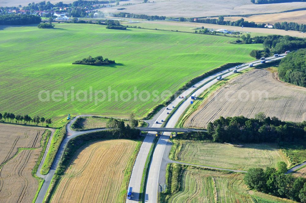 Leubsdorf from above - Bauwerke und Streckenführung der BAB Bundesautobahn A9 mit bisher vier Fahrstreifen. Derzeit laufen Vorbereitungsarbeiten für den sechsspurigen Ausbau der Autobahn 9 zwischen Triptis und Schleiz durch das deutsch-französisches Konsortium EUROVIA VINCI. Es ist das letzte Projekt im Rahmen des Verkehrsprojekt Deutsche Einheit Nummer zwölf der DEGES. Buildings and route of the motorway A9.