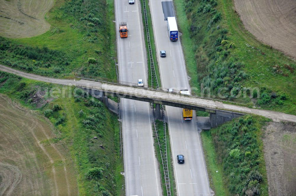 Aerial image Neuendorf - Bauwerke und Streckenführung der BAB Bundesautobahn A9 mit bisher vier Fahrstreifen. Derzeit laufen Vorbereitungsarbeiten für den sechsspurigen Ausbau der Autobahn 9 zwischen Triptis und Schleiz durch das deutsch-französisches Konsortium EUROVIA VINCI. Es ist das letzte Projekt im Rahmen des Verkehrsprojekt Deutsche Einheit Nummer zwölf der DEGES. Buildings and route of the motorway A9.