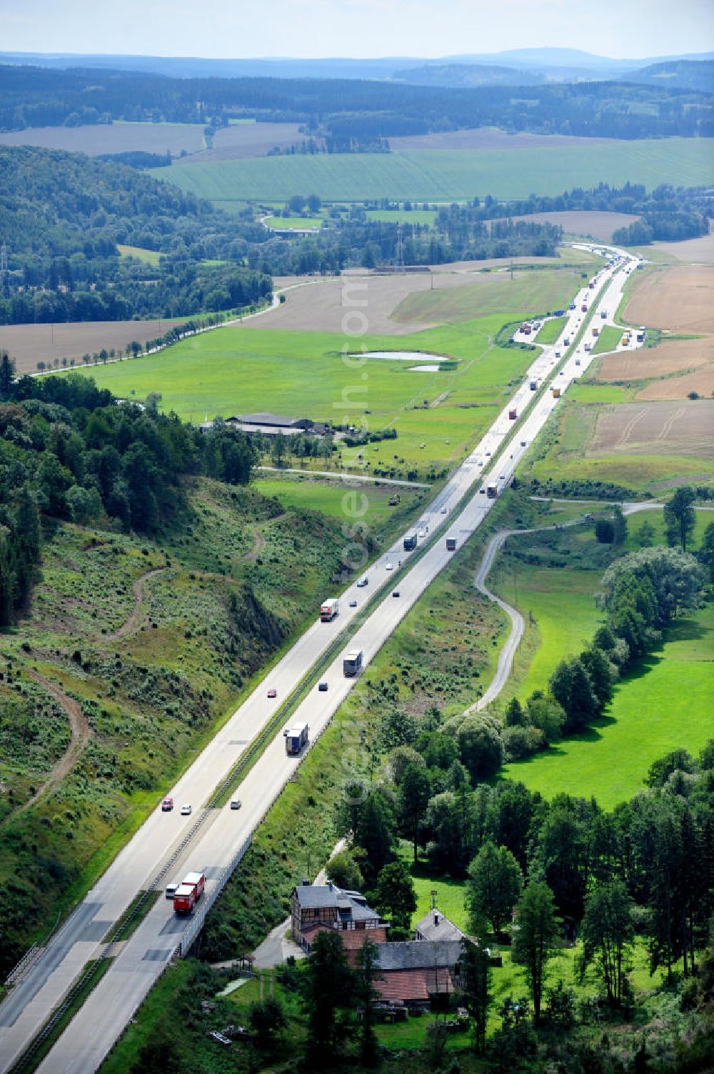 Aerial photograph Neuendorf - Bauwerke und Streckenführung der BAB Bundesautobahn A9 mit bisher vier Fahrstreifen. Derzeit laufen Vorbereitungsarbeiten für den sechsspurigen Ausbau der Autobahn 9 zwischen Triptis und Schleiz durch das deutsch-französisches Konsortium EUROVIA VINCI. Es ist das letzte Projekt im Rahmen des Verkehrsprojekt Deutsche Einheit Nummer zwölf der DEGES. Buildings and route of the motorway A9.