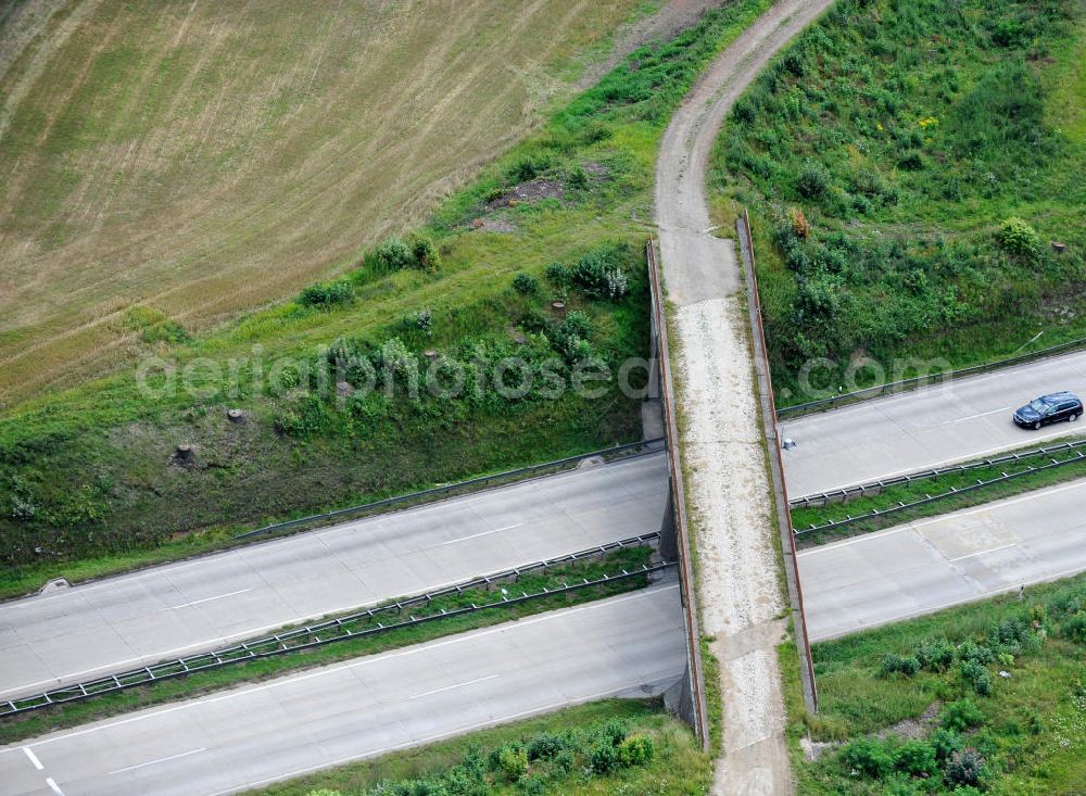 Neuendorf from above - Bauwerke und Streckenführung der BAB Bundesautobahn A9 mit bisher vier Fahrstreifen. Derzeit laufen Vorbereitungsarbeiten für den sechsspurigen Ausbau der Autobahn 9 zwischen Triptis und Schleiz durch das deutsch-französisches Konsortium EUROVIA VINCI. Es ist das letzte Projekt im Rahmen des Verkehrsprojekt Deutsche Einheit Nummer zwölf der DEGES. Buildings and route of the motorway A9.