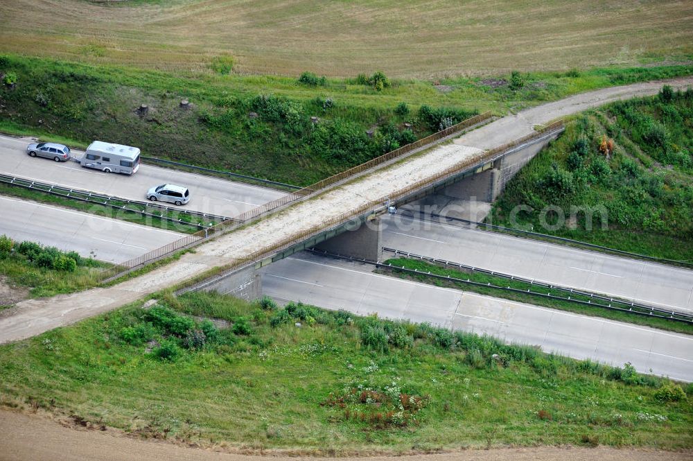 Neuendorf from the bird's eye view: Bauwerke und Streckenführung der BAB Bundesautobahn A9 mit bisher vier Fahrstreifen. Derzeit laufen Vorbereitungsarbeiten für den sechsspurigen Ausbau der Autobahn 9 zwischen Triptis und Schleiz durch das deutsch-französisches Konsortium EUROVIA VINCI. Es ist das letzte Projekt im Rahmen des Verkehrsprojekt Deutsche Einheit Nummer zwölf der DEGES. Buildings and route of the motorway A9.