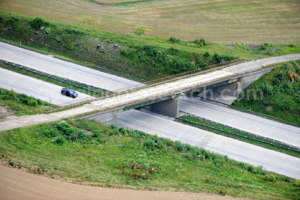 Aerial image Neuendorf - Bauwerke und Streckenführung der BAB Bundesautobahn A9 mit bisher vier Fahrstreifen. Derzeit laufen Vorbereitungsarbeiten für den sechsspurigen Ausbau der Autobahn 9 zwischen Triptis und Schleiz durch das deutsch-französisches Konsortium EUROVIA VINCI. Es ist das letzte Projekt im Rahmen des Verkehrsprojekt Deutsche Einheit Nummer zwölf der DEGES. Buildings and route of the motorway A9.