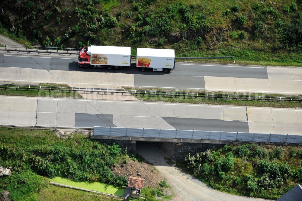 Aerial photograph Neuendorf - Bauwerke und Streckenführung der BAB Bundesautobahn A9 mit bisher vier Fahrstreifen. Derzeit laufen Vorbereitungsarbeiten für den sechsspurigen Ausbau der Autobahn 9 zwischen Triptis und Schleiz durch das deutsch-französisches Konsortium EUROVIA VINCI. Es ist das letzte Projekt im Rahmen des Verkehrsprojekt Deutsche Einheit Nummer zwölf der DEGES. Buildings and route of the motorway A9.