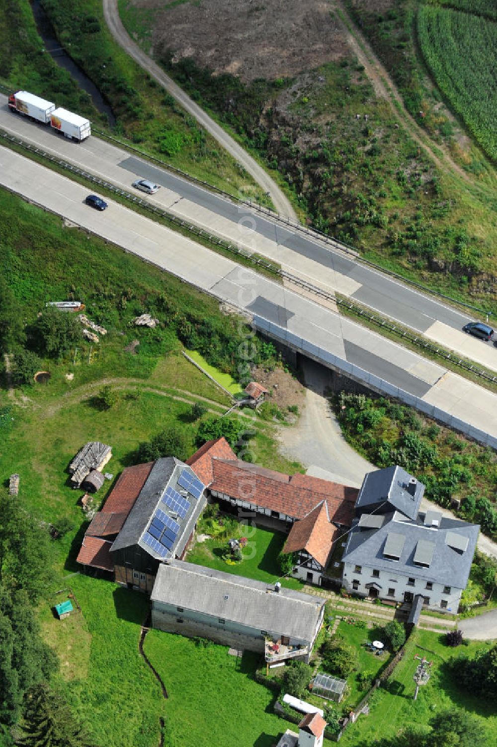 Neuendorf from above - Bauwerke und Streckenführung der BAB Bundesautobahn A9 mit bisher vier Fahrstreifen. Derzeit laufen Vorbereitungsarbeiten für den sechsspurigen Ausbau der Autobahn 9 zwischen Triptis und Schleiz durch das deutsch-französisches Konsortium EUROVIA VINCI. Es ist das letzte Projekt im Rahmen des Verkehrsprojekt Deutsche Einheit Nummer zwölf der DEGES. Buildings and route of the motorway A9.