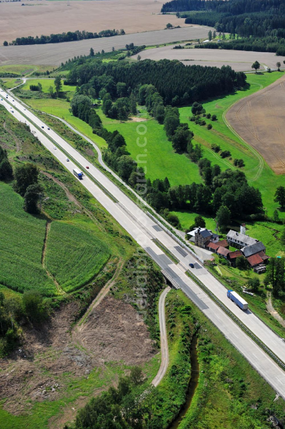 Neuendorf from the bird's eye view: Bauwerke und Streckenführung der BAB Bundesautobahn A9 mit bisher vier Fahrstreifen. Derzeit laufen Vorbereitungsarbeiten für den sechsspurigen Ausbau der Autobahn 9 zwischen Triptis und Schleiz durch das deutsch-französisches Konsortium EUROVIA VINCI. Es ist das letzte Projekt im Rahmen des Verkehrsprojekt Deutsche Einheit Nummer zwölf der DEGES. Buildings and route of the motorway A9.