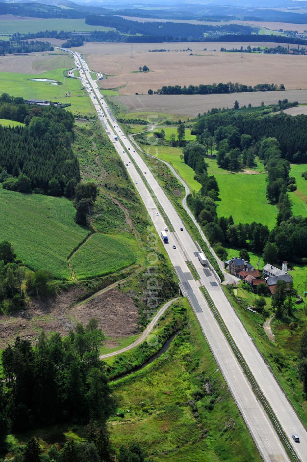 Aerial image Neuendorf - Bauwerke und Streckenführung der BAB Bundesautobahn A9 mit bisher vier Fahrstreifen. Derzeit laufen Vorbereitungsarbeiten für den sechsspurigen Ausbau der Autobahn 9 zwischen Triptis und Schleiz durch das deutsch-französisches Konsortium EUROVIA VINCI. Es ist das letzte Projekt im Rahmen des Verkehrsprojekt Deutsche Einheit Nummer zwölf der DEGES. Buildings and route of the motorway A9.