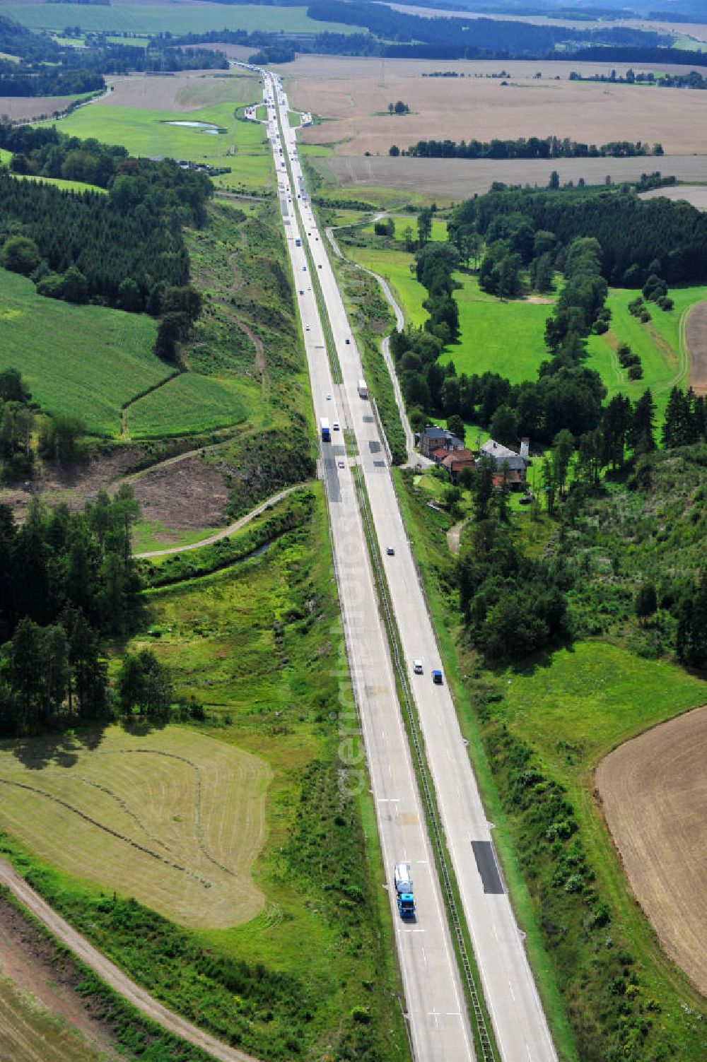 Aerial photograph Neuendorf - Bauwerke und Streckenführung der BAB Bundesautobahn A9 mit bisher vier Fahrstreifen. Derzeit laufen Vorbereitungsarbeiten für den sechsspurigen Ausbau der Autobahn 9 zwischen Triptis und Schleiz durch das deutsch-französisches Konsortium EUROVIA VINCI. Es ist das letzte Projekt im Rahmen des Verkehrsprojekt Deutsche Einheit Nummer zwölf der DEGES. Buildings and route of the motorway A9.