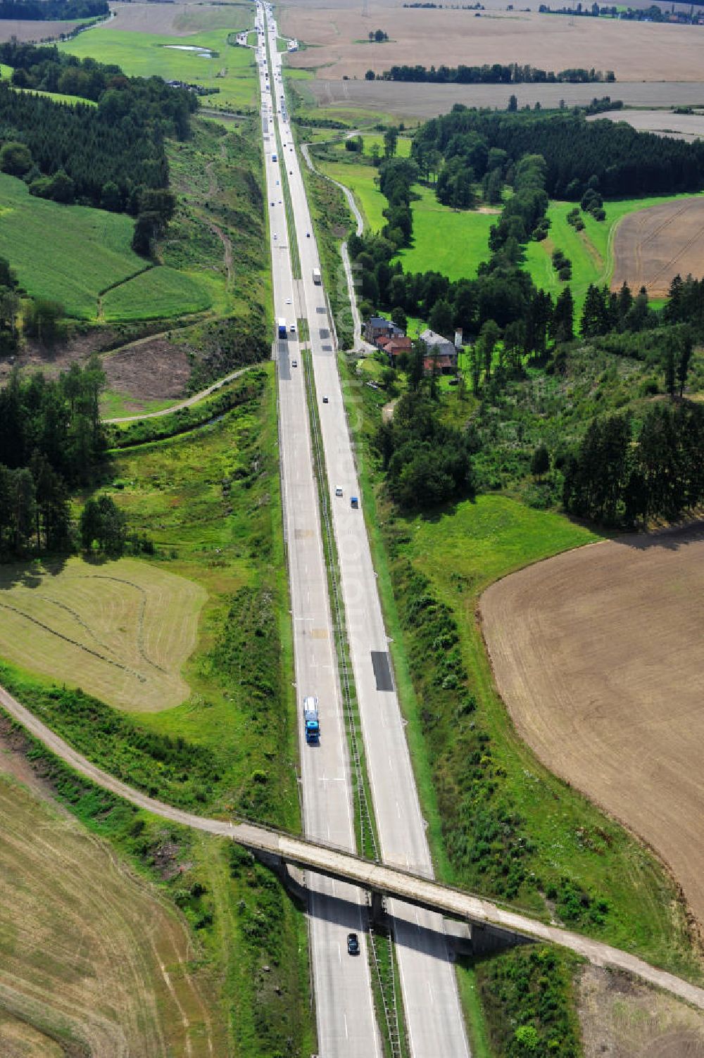 Neuendorf from above - Bauwerke und Streckenführung der BAB Bundesautobahn A9 mit bisher vier Fahrstreifen. Derzeit laufen Vorbereitungsarbeiten für den sechsspurigen Ausbau der Autobahn 9 zwischen Triptis und Schleiz durch das deutsch-französisches Konsortium EUROVIA VINCI. Es ist das letzte Projekt im Rahmen des Verkehrsprojekt Deutsche Einheit Nummer zwölf der DEGES. Buildings and route of the motorway A9.