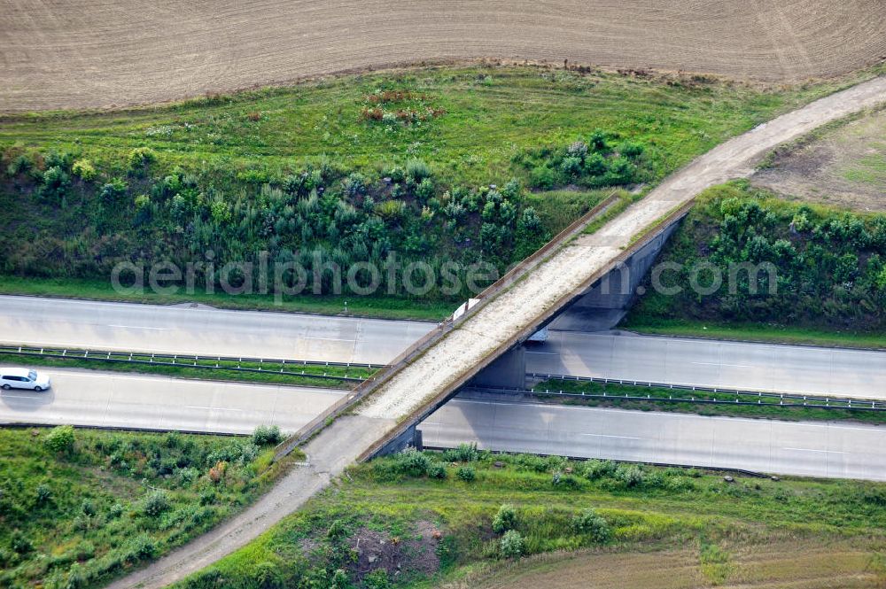 Neuendorf from the bird's eye view: Bauwerke und Streckenführung der BAB Bundesautobahn A9 mit bisher vier Fahrstreifen. Derzeit laufen Vorbereitungsarbeiten für den sechsspurigen Ausbau der Autobahn 9 zwischen Triptis und Schleiz durch das deutsch-französisches Konsortium EUROVIA VINCI. Es ist das letzte Projekt im Rahmen des Verkehrsprojekt Deutsche Einheit Nummer zwölf der DEGES. Buildings and route of the motorway A9.