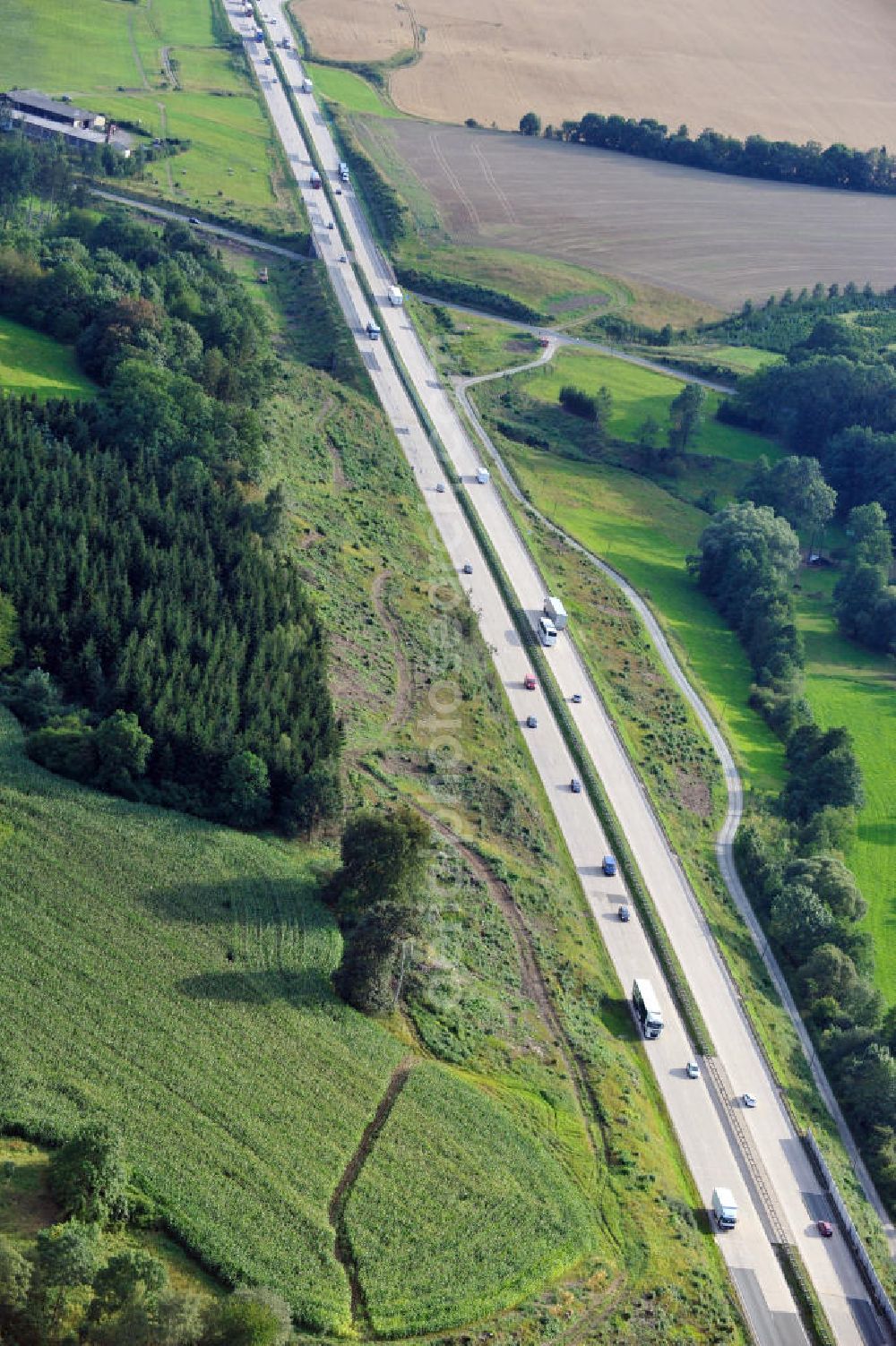 Aerial image Neuendorf - Bauwerke und Streckenführung der BAB Bundesautobahn A9 mit bisher vier Fahrstreifen. Derzeit laufen Vorbereitungsarbeiten für den sechsspurigen Ausbau der Autobahn 9 zwischen Triptis und Schleiz durch das deutsch-französisches Konsortium EUROVIA VINCI. Es ist das letzte Projekt im Rahmen des Verkehrsprojekt Deutsche Einheit Nummer zwölf der DEGES. Buildings and route of the motorway A9.