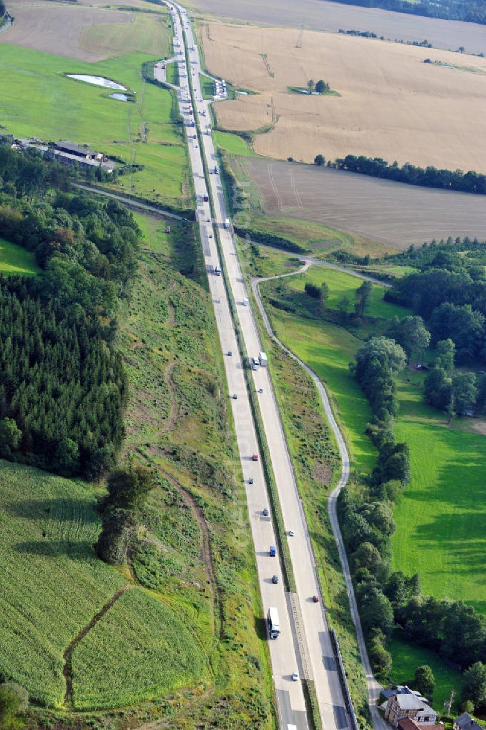 Aerial photograph Neuendorf - Bauwerke und Streckenführung der BAB Bundesautobahn A9 mit bisher vier Fahrstreifen. Derzeit laufen Vorbereitungsarbeiten für den sechsspurigen Ausbau der Autobahn 9 zwischen Triptis und Schleiz durch das deutsch-französisches Konsortium EUROVIA VINCI. Es ist das letzte Projekt im Rahmen des Verkehrsprojekt Deutsche Einheit Nummer zwölf der DEGES. Buildings and route of the motorway A9.