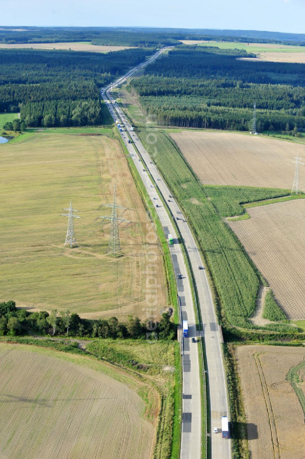 Neuendorf from above - Bauwerke und Streckenführung der BAB Bundesautobahn A9 mit bisher vier Fahrstreifen. Derzeit laufen Vorbereitungsarbeiten für den sechsspurigen Ausbau der Autobahn 9 zwischen Triptis und Schleiz durch das deutsch-französisches Konsortium EUROVIA VINCI. Es ist das letzte Projekt im Rahmen des Verkehrsprojekt Deutsche Einheit Nummer zwölf der DEGES. Buildings and route of the motorway A9.