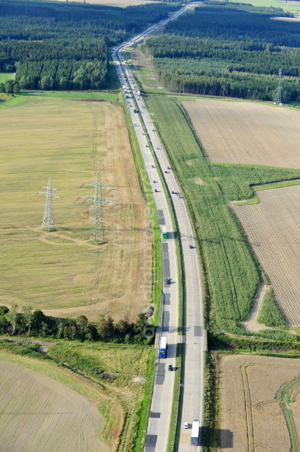 Neuendorf from the bird's eye view: Bauwerke und Streckenführung der BAB Bundesautobahn A9 mit bisher vier Fahrstreifen. Derzeit laufen Vorbereitungsarbeiten für den sechsspurigen Ausbau der Autobahn 9 zwischen Triptis und Schleiz durch das deutsch-französisches Konsortium EUROVIA VINCI. Es ist das letzte Projekt im Rahmen des Verkehrsprojekt Deutsche Einheit Nummer zwölf der DEGES. Buildings and route of the motorway A9.