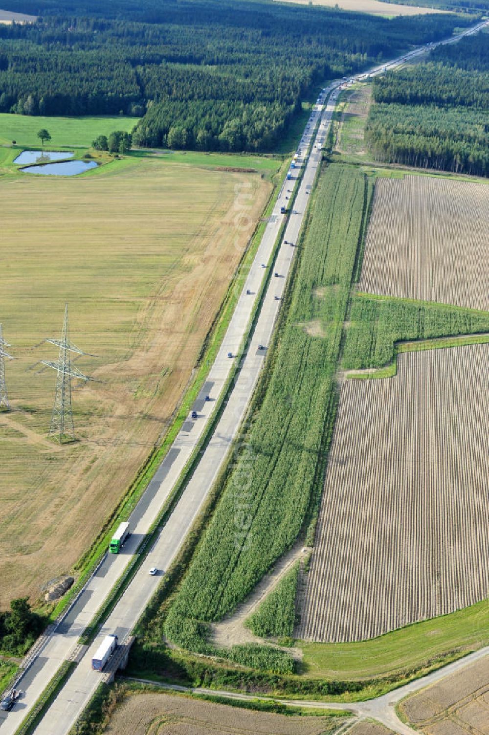 Aerial image Neuendorf - Bauwerke und Streckenführung der BAB Bundesautobahn A9 mit bisher vier Fahrstreifen. Derzeit laufen Vorbereitungsarbeiten für den sechsspurigen Ausbau der Autobahn 9 zwischen Triptis und Schleiz durch das deutsch-französisches Konsortium EUROVIA VINCI. Es ist das letzte Projekt im Rahmen des Verkehrsprojekt Deutsche Einheit Nummer zwölf der DEGES. Buildings and route of the motorway A9.