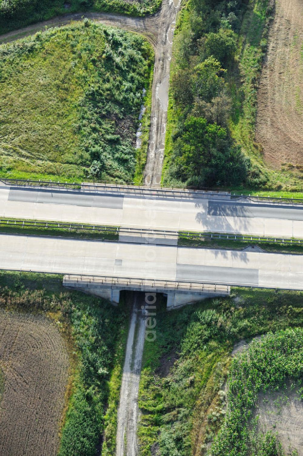 Aerial photograph Neuendorf - Bauwerke und Streckenführung der BAB Bundesautobahn A9 mit bisher vier Fahrstreifen. Derzeit laufen Vorbereitungsarbeiten für den sechsspurigen Ausbau der Autobahn 9 zwischen Triptis und Schleiz durch das deutsch-französisches Konsortium EUROVIA VINCI. Es ist das letzte Projekt im Rahmen des Verkehrsprojekt Deutsche Einheit Nummer zwölf der DEGES. Buildings and route of the motorway A9.