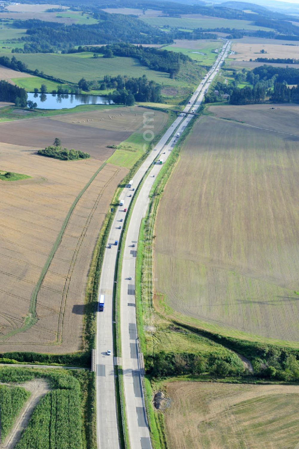 Neuendorf from above - Bauwerke und Streckenführung der BAB Bundesautobahn A9 mit bisher vier Fahrstreifen. Derzeit laufen Vorbereitungsarbeiten für den sechsspurigen Ausbau der Autobahn 9 zwischen Triptis und Schleiz durch das deutsch-französisches Konsortium EUROVIA VINCI. Es ist das letzte Projekt im Rahmen des Verkehrsprojekt Deutsche Einheit Nummer zwölf der DEGES. Buildings and route of the motorway A9.