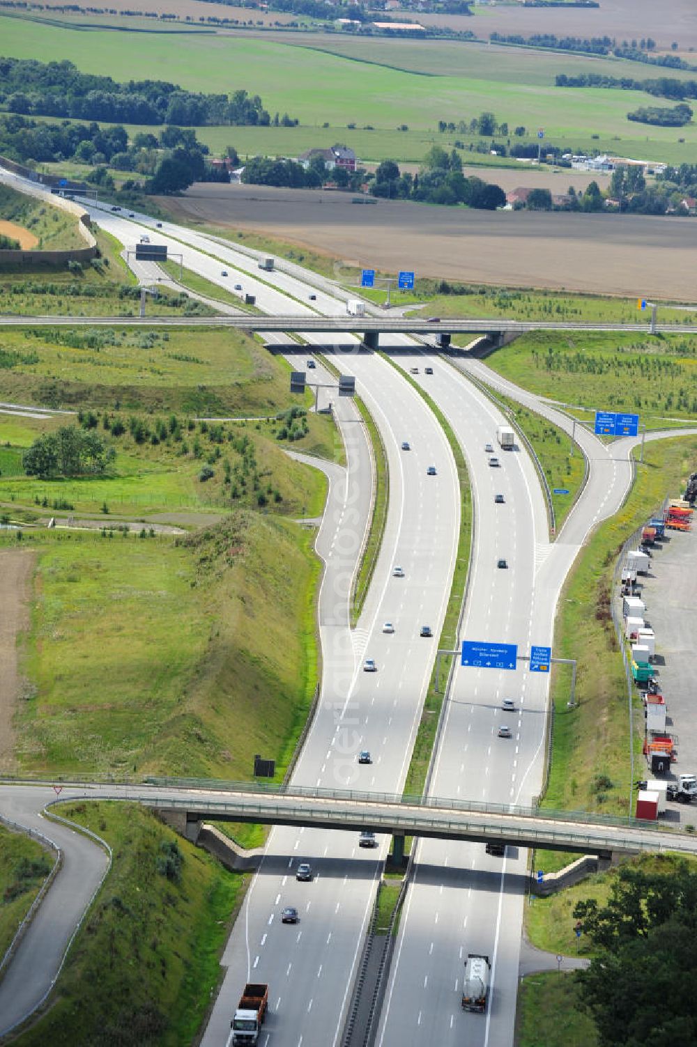 Aerial image Oberpöllnitz - Bauwerke und Streckenführung der BAB Bundesautobahn A9 mit bisher vier Fahrstreifen. Derzeit laufen Vorbereitungsarbeiten für den sechsspurigen Ausbau der Autobahn 9 zwischen Triptis und Schleiz durch das deutsch-französisches Konsortium EUROVIA VINCI. Es ist das letzte Projekt im Rahmen des Verkehrsprojekt Deutsche Einheit Nummer zwölf der DEGES. Buildings and route of the motorway A9.