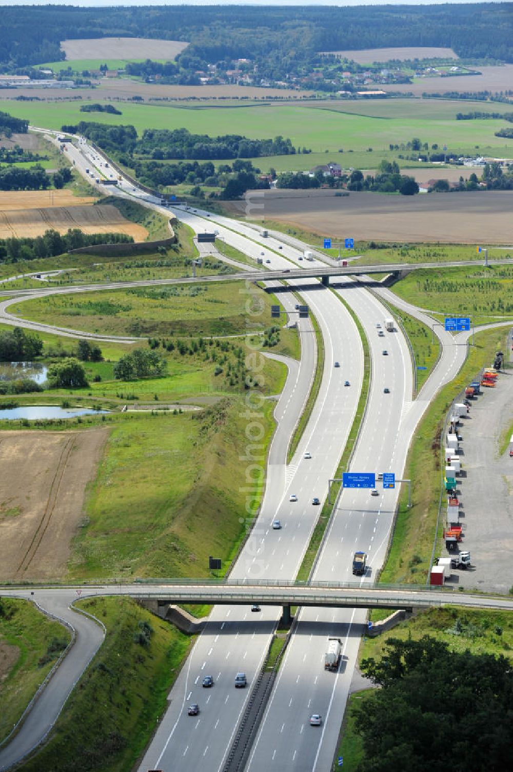 Aerial photograph Oberpöllnitz - Bauwerke und Streckenführung der BAB Bundesautobahn A9 mit bisher vier Fahrstreifen. Derzeit laufen Vorbereitungsarbeiten für den sechsspurigen Ausbau der Autobahn 9 zwischen Triptis und Schleiz durch das deutsch-französisches Konsortium EUROVIA VINCI. Es ist das letzte Projekt im Rahmen des Verkehrsprojekt Deutsche Einheit Nummer zwölf der DEGES. Buildings and route of the motorway A9.