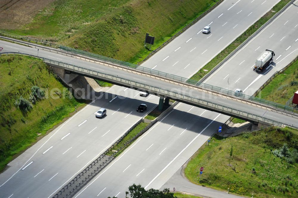 Oberpöllnitz from above - Bauwerke und Streckenführung der BAB Bundesautobahn A9 mit bisher vier Fahrstreifen. Derzeit laufen Vorbereitungsarbeiten für den sechsspurigen Ausbau der Autobahn 9 zwischen Triptis und Schleiz durch das deutsch-französisches Konsortium EUROVIA VINCI. Es ist das letzte Projekt im Rahmen des Verkehrsprojekt Deutsche Einheit Nummer zwölf der DEGES. Buildings and route of the motorway A9.