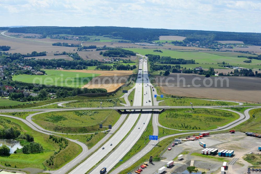 Aerial image Oberpöllnitz - Bauwerke und Streckenführung der BAB Bundesautobahn A9 mit bisher vier Fahrstreifen. Derzeit laufen Vorbereitungsarbeiten für den sechsspurigen Ausbau der Autobahn 9 zwischen Triptis und Schleiz durch das deutsch-französisches Konsortium EUROVIA VINCI. Es ist das letzte Projekt im Rahmen des Verkehrsprojekt Deutsche Einheit Nummer zwölf der DEGES. Buildings and route of the motorway A9.