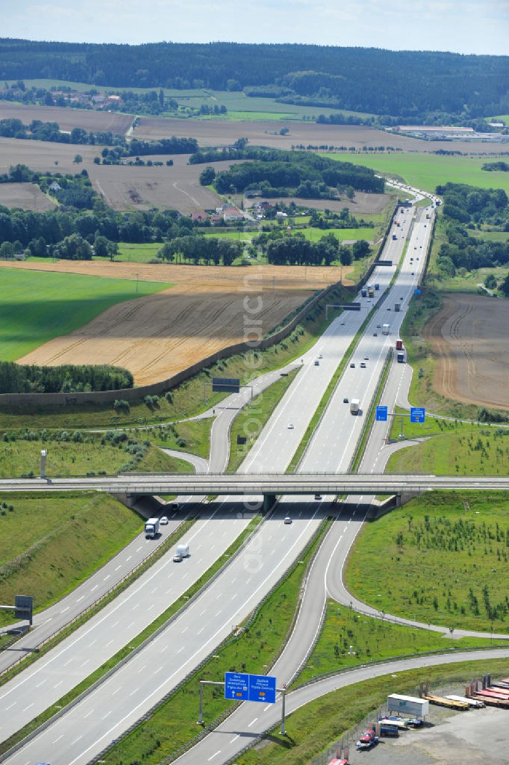 Aerial photograph Oberpöllnitz - Bauwerke und Streckenführung der BAB Bundesautobahn A9 mit bisher vier Fahrstreifen. Derzeit laufen Vorbereitungsarbeiten für den sechsspurigen Ausbau der Autobahn 9 zwischen Triptis und Schleiz durch das deutsch-französisches Konsortium EUROVIA VINCI. Es ist das letzte Projekt im Rahmen des Verkehrsprojekt Deutsche Einheit Nummer zwölf der DEGES. Buildings and route of the motorway A9.