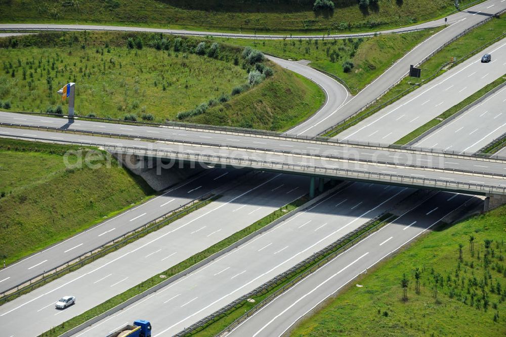 Oberpöllnitz from above - Bauwerke und Streckenführung der BAB Bundesautobahn A9 mit bisher vier Fahrstreifen. Derzeit laufen Vorbereitungsarbeiten für den sechsspurigen Ausbau der Autobahn 9 zwischen Triptis und Schleiz durch das deutsch-französisches Konsortium EUROVIA VINCI. Es ist das letzte Projekt im Rahmen des Verkehrsprojekt Deutsche Einheit Nummer zwölf der DEGES. Buildings and route of the motorway A9.