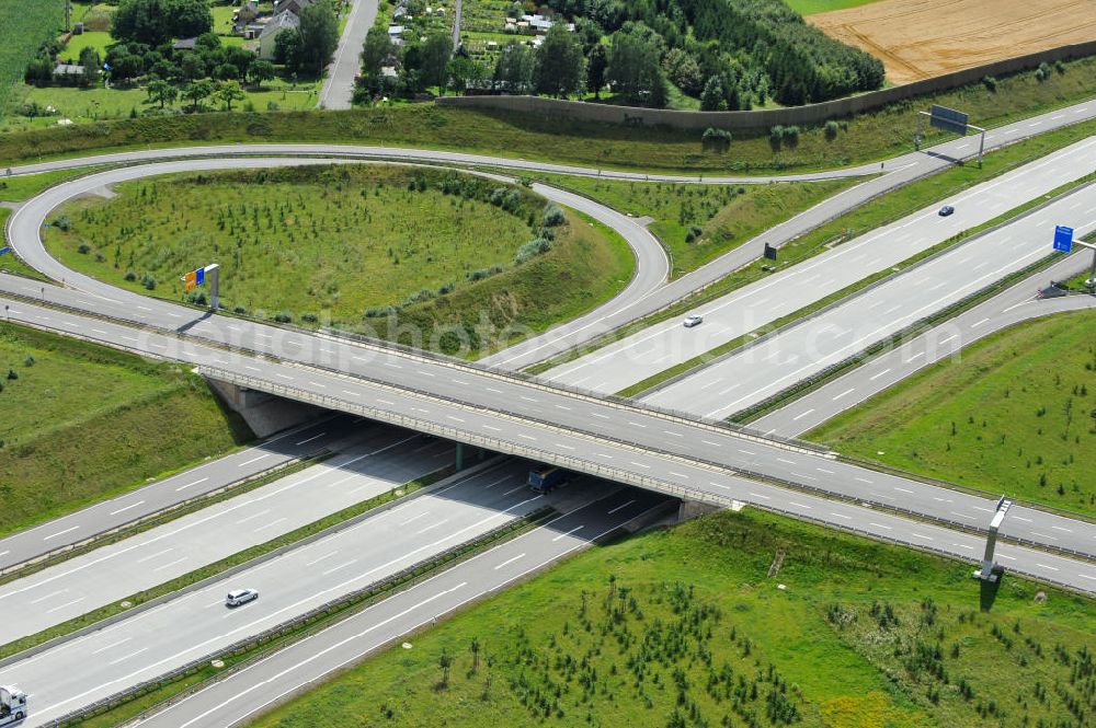 Aerial photograph Oberpöllnitz - Bauwerke und Streckenführung der BAB Bundesautobahn A9 mit bisher vier Fahrstreifen. Derzeit laufen Vorbereitungsarbeiten für den sechsspurigen Ausbau der Autobahn 9 zwischen Triptis und Schleiz durch das deutsch-französisches Konsortium EUROVIA VINCI. Es ist das letzte Projekt im Rahmen des Verkehrsprojekt Deutsche Einheit Nummer zwölf der DEGES. Buildings and route of the motorway A9.