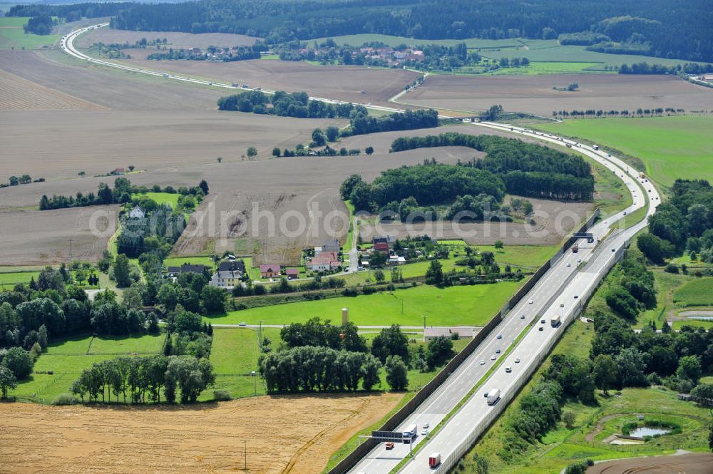 Oberpöllnitz from above - Bauwerke und Streckenführung der BAB Bundesautobahn A9 mit bisher vier Fahrstreifen. Derzeit laufen Vorbereitungsarbeiten für den sechsspurigen Ausbau der Autobahn 9 zwischen Triptis und Schleiz durch das deutsch-französisches Konsortium EUROVIA VINCI. Es ist das letzte Projekt im Rahmen des Verkehrsprojekt Deutsche Einheit Nummer zwölf der DEGES. Buildings and route of the motorway A9.