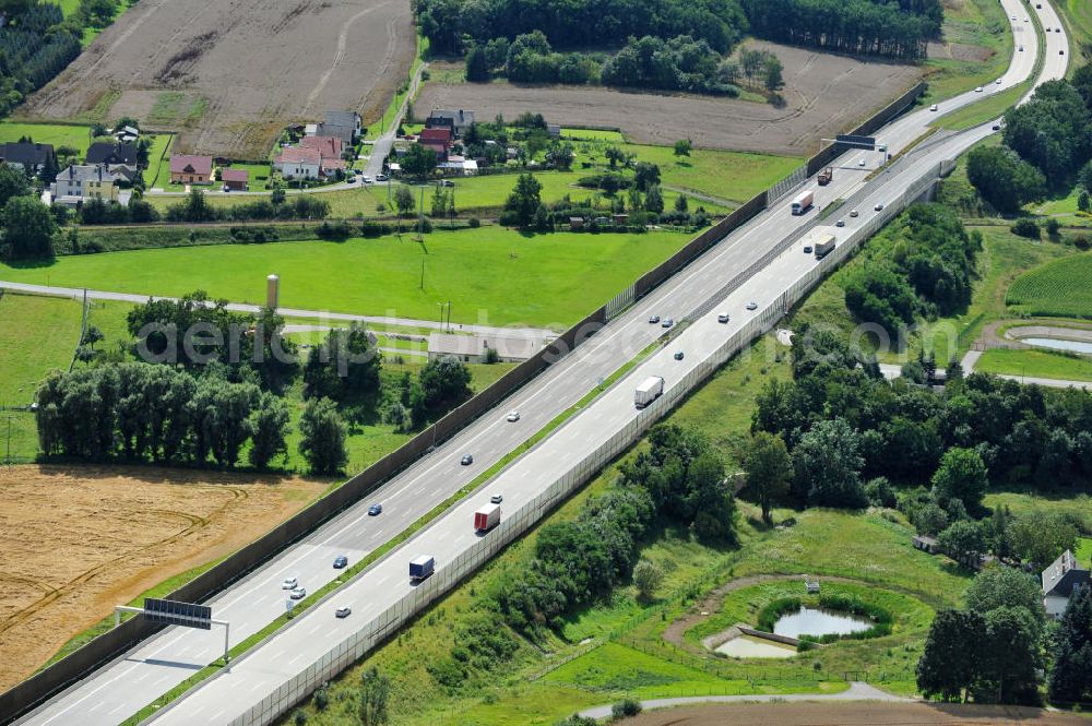 Oberpöllnitz from the bird's eye view: Bauwerke und Streckenführung der BAB Bundesautobahn A9 mit bisher vier Fahrstreifen. Derzeit laufen Vorbereitungsarbeiten für den sechsspurigen Ausbau der Autobahn 9 zwischen Triptis und Schleiz durch das deutsch-französisches Konsortium EUROVIA VINCI. Es ist das letzte Projekt im Rahmen des Verkehrsprojekt Deutsche Einheit Nummer zwölf der DEGES. Buildings and route of the motorway A9.