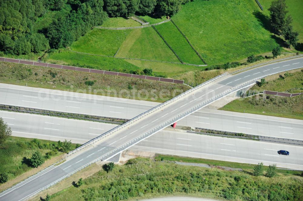 Oschitz from the bird's eye view: Bauwerke und Streckenführung der BAB Bundesautobahn A9 mit bisher vier Fahrstreifen. Derzeit laufen Vorbereitungsarbeiten für den sechsspurigen Ausbau der Autobahn 9 zwischen Triptis und Schleiz durch das deutsch-französisches Konsortium EUROVIA VINCI. Es ist das letzte Projekt im Rahmen des Verkehrsprojekt Deutsche Einheit Nummer zwölf der DEGES. Buildings and route of the motorway A9.